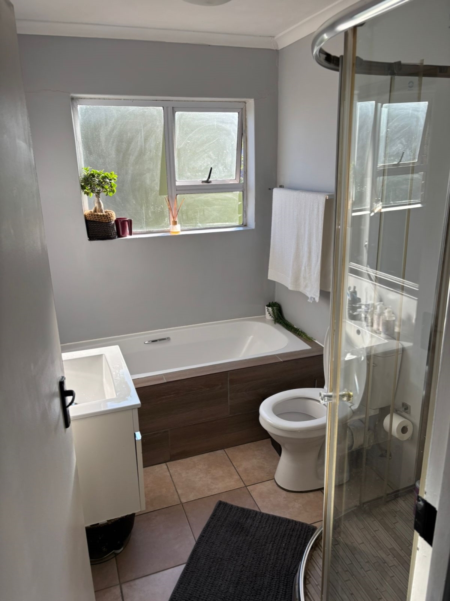 2 Bedroom Property for Sale in Uitzicht Western Cape